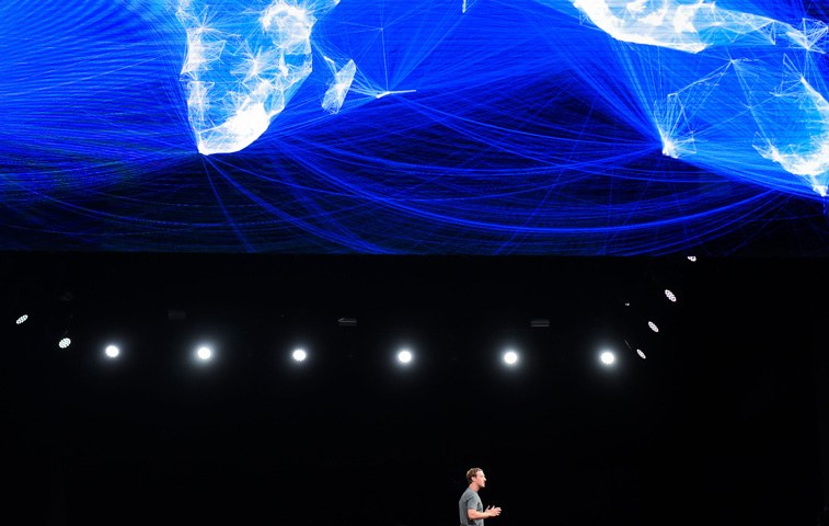 Weltweiter Zugriff: Zuckerberg vor einer Facebook-Netzwerkkarte