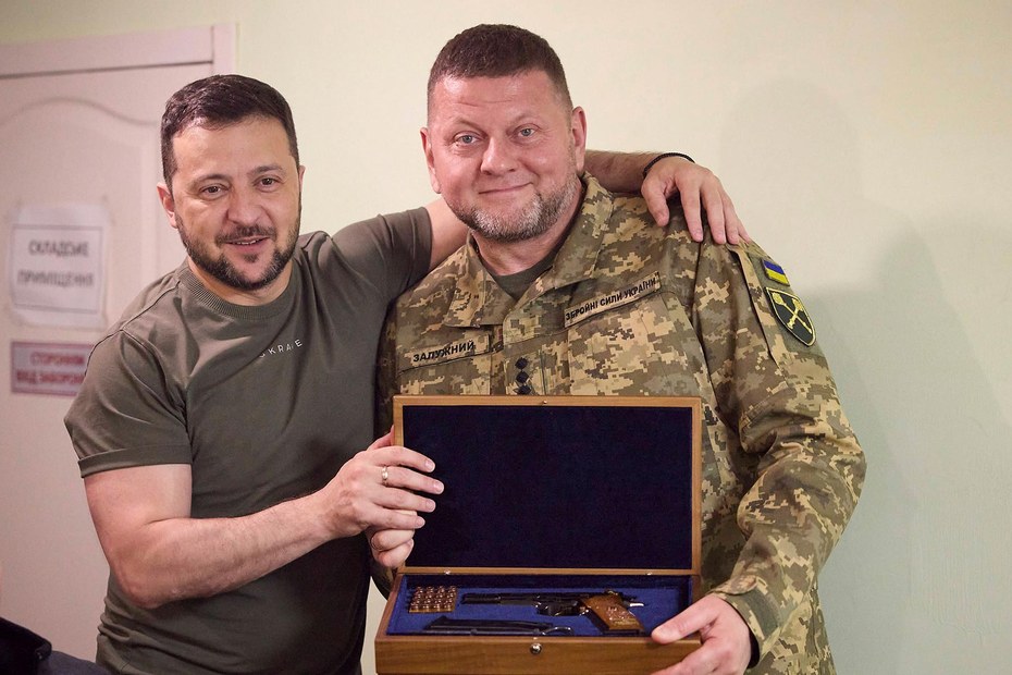 Valerii Zaluzhnyi bekommt als Geschenk eine Handfeuerwaffe von Präsident Wolodymyr Selenskyj (27.07.2023)