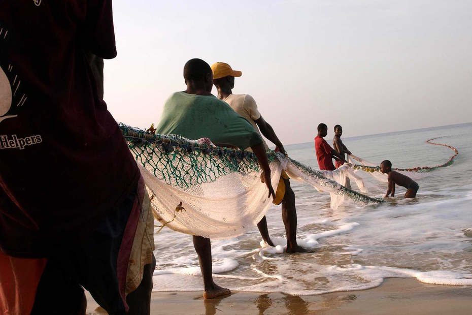 Fischer bei Freetown, Sierra Leone: In manchen Familien reicht es nur noch für eine Mahlzeit am Tag