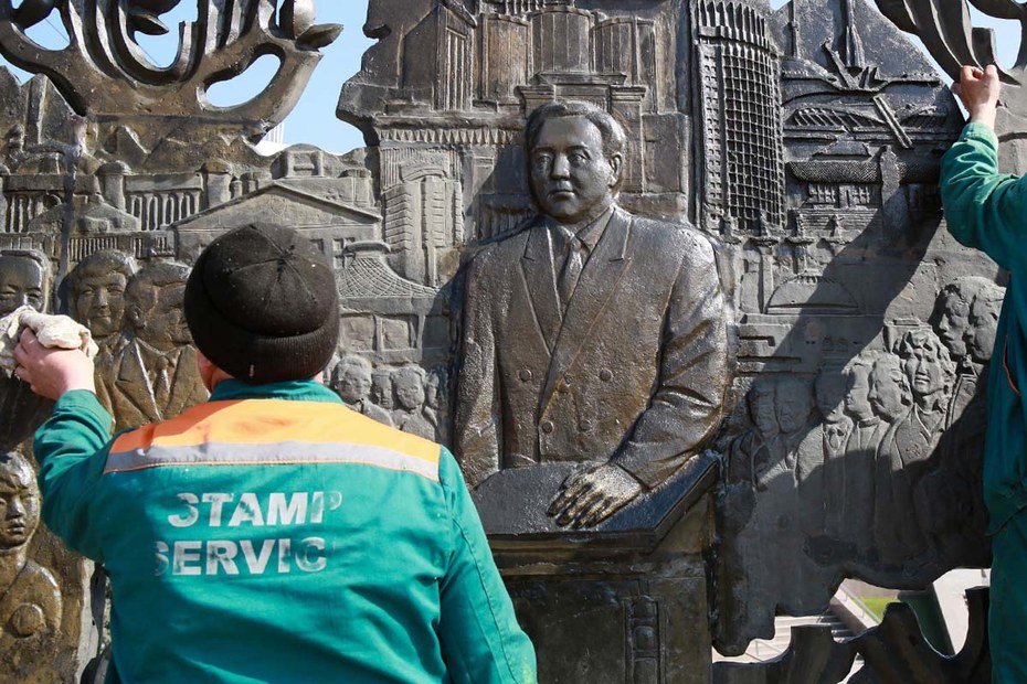 Eine Skulptur des früheren Präsidenten Nursultan Nasarbajew in Almaty