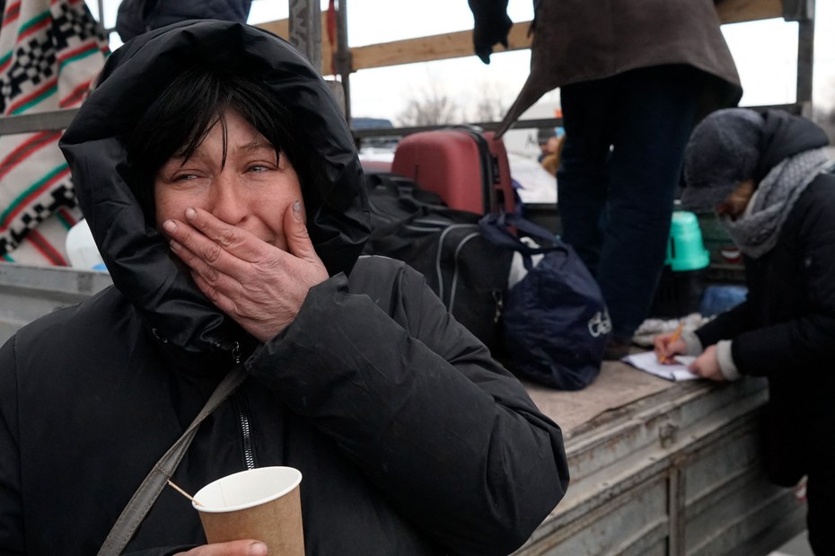 Evakuierte aus Mariupol am 16. März 2022 bei ihrer Ankunft auf dem Parkplatz eines Einkaufszentrums am Rande der Stadt Saporischschja, welches jetzt als Registrierungszentrum für Vertriebene dient