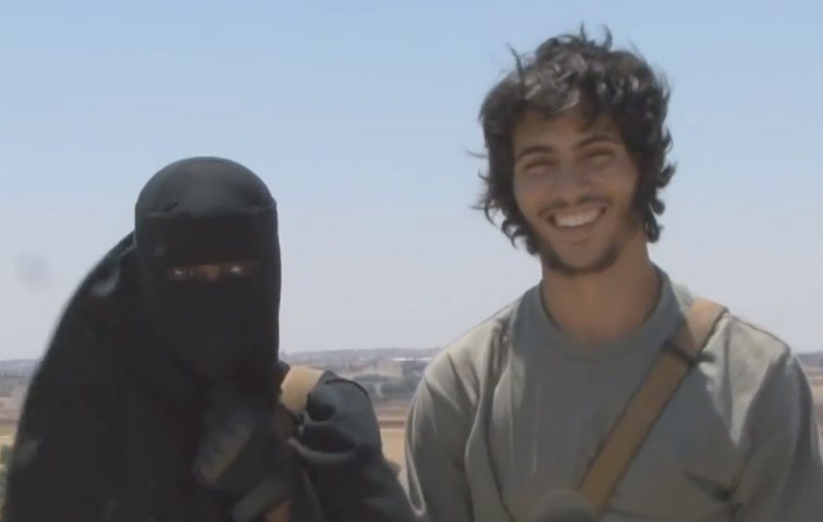 Präsentiert sich in Syrien dem Sender Channel 4: eine Dschihadistin aus London mit ihrem Mann