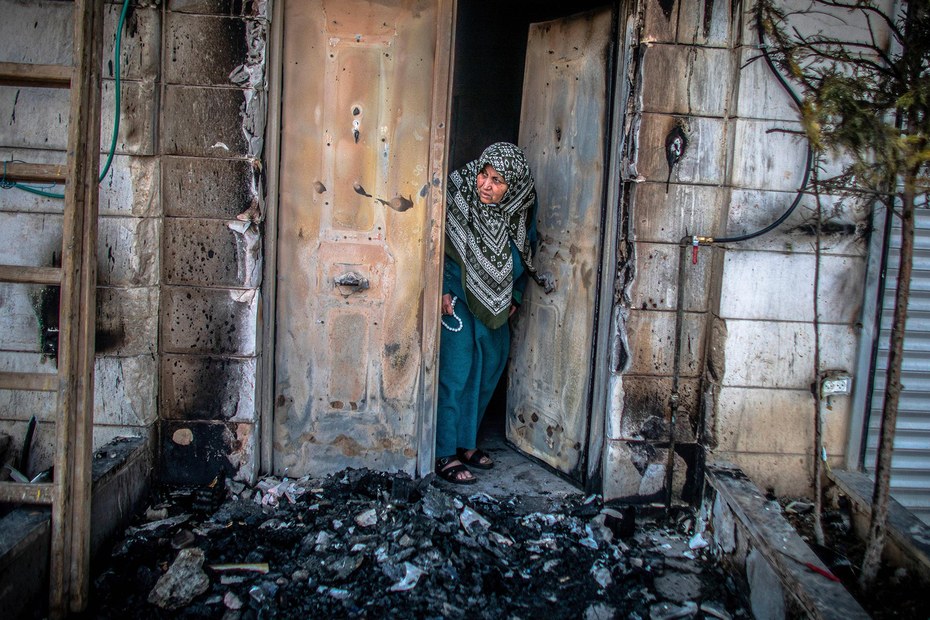 In der Westbank nichts Neues: Eine Palästinenserin steht im Türrahmen ihres zerstörten Hauses