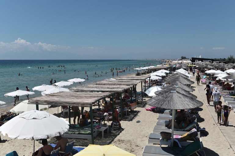 Griechenlands Kampf gegen kommerzielle Sonnenbetten am Strand
