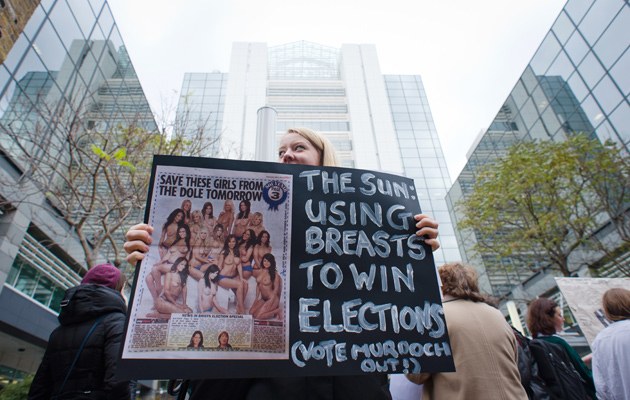 Im November 2013 protestieren Aktivistinnen und Aktivisten in London gegen die barbusigen Models auf Seite 3 der "Sun"
