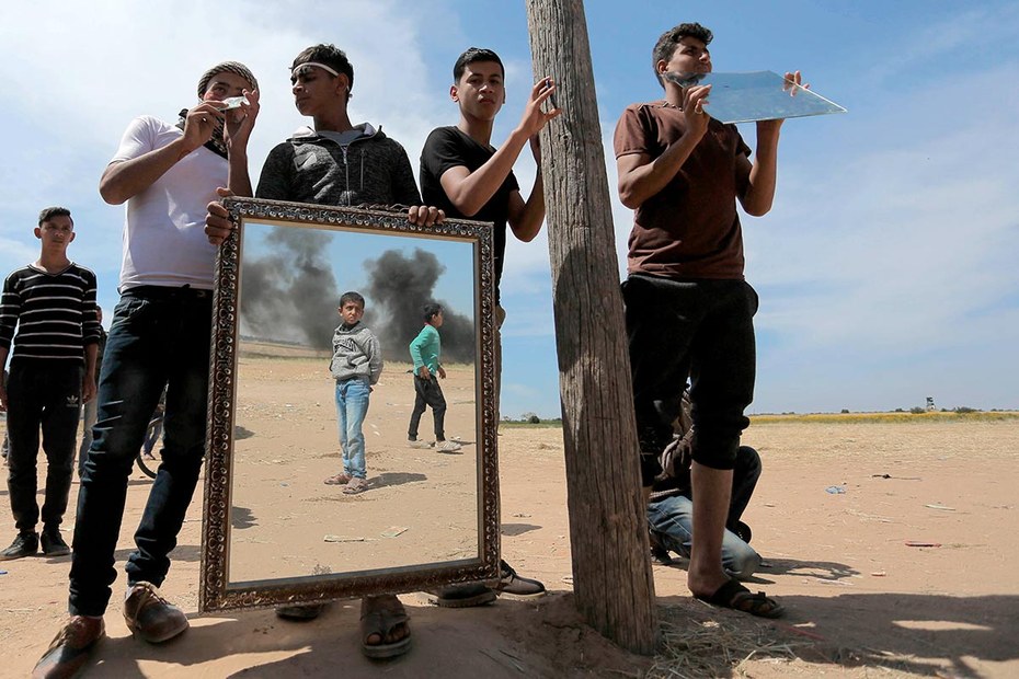 Palästinenser spiegeln ihren Protest und die israelische Reaktion im Gazastreifen