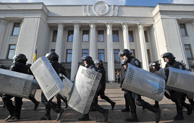 Polizisten beziehen Stellung am ukrainischen Parlament