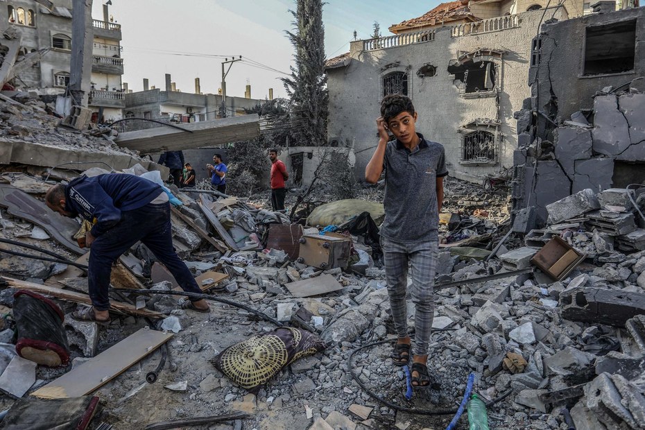 Palästinenser durchsuchen am 7. November 2023 nach einem Luftangriff Israels auf Rafah im Süden des Gazastreifens die Ruinen eines zerstörten Hauses.