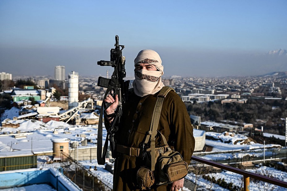 Szenen aus Kabul im Januar 2022: ein Taliban-Kämpfer posiert auf einem Hügel über der Stadt