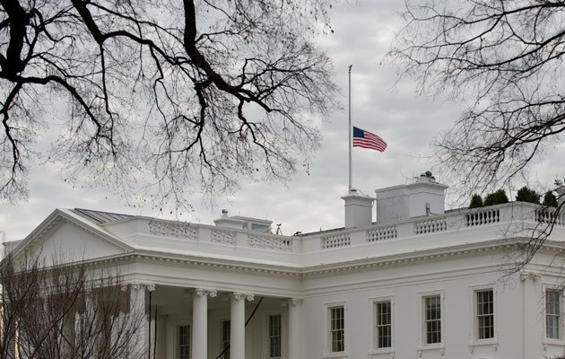 Die Flagge auf Halbmast über dem Weißen Haus - die Diskussion über das Waffenrecht in den USA dagegen ist ganz oben auf der Tagesordnung