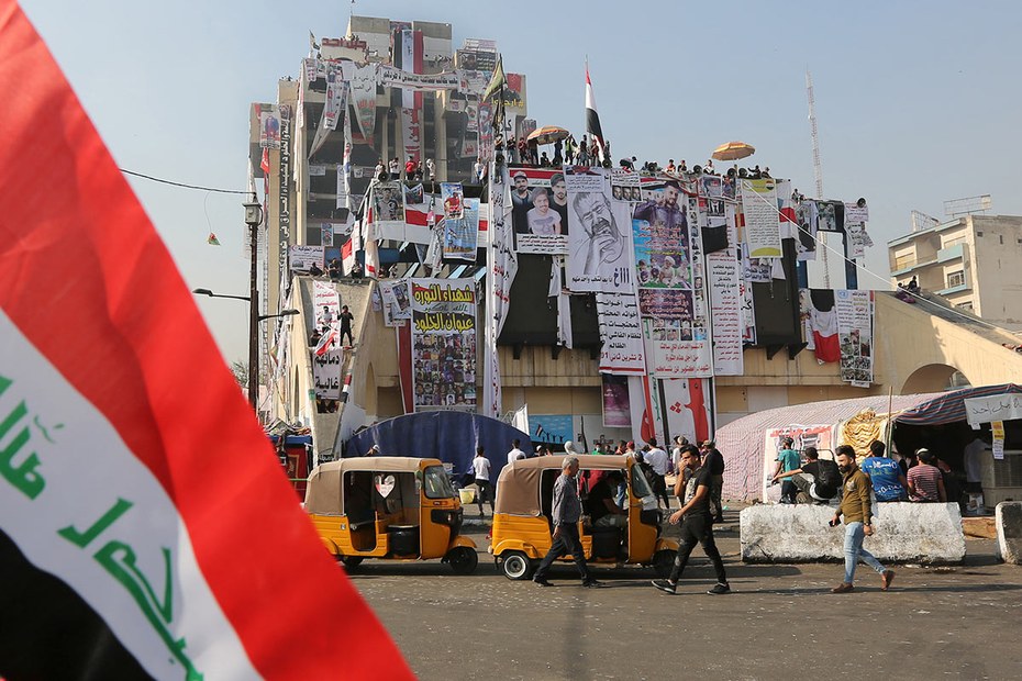 November 2019 in Bagdad: Protestierende sammeln sich am Tahrir-Platz auf einem verlassenen Gebäude
