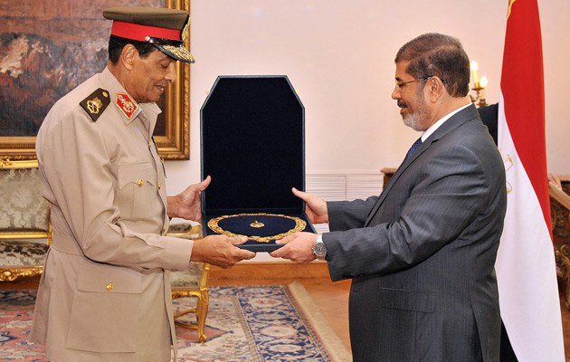 Mit Orden in den Ruhestand: Präsident Mursi überreicht Hussein Tantawi die höchste Auszeichnung des Landes