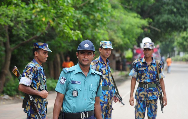 Polizisten vor der geschlossenen US-Vertretung in Dhaka, Bangladesch