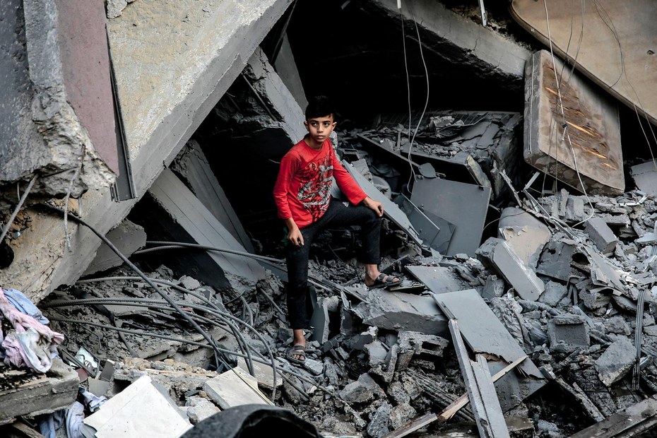 Ein Junge in den Ruinen von Gaza-Stadt