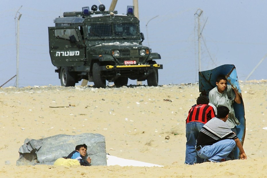Palästinensische Jugendliche in Gaza suchen Schutz. Knapp vier Wochen dauerten die Tumulte im Oktober 2000 an