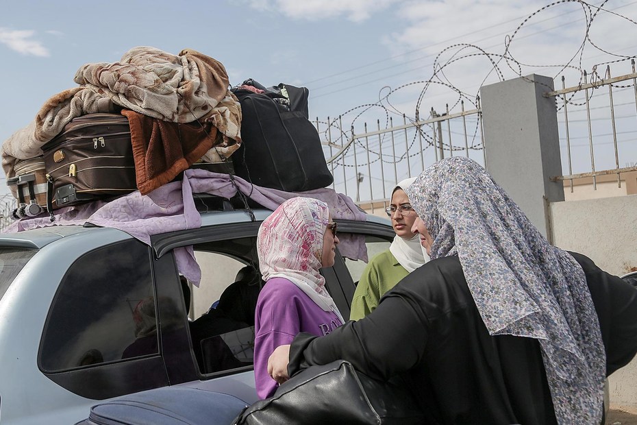 Palästinenser mit mehreren Staatsbürgerschaften warten am 16. Oktober am geschlossenen Grenzübergang Rafah im Süden Gazas darauf, nach Ägypten einreisen zu dürfen.