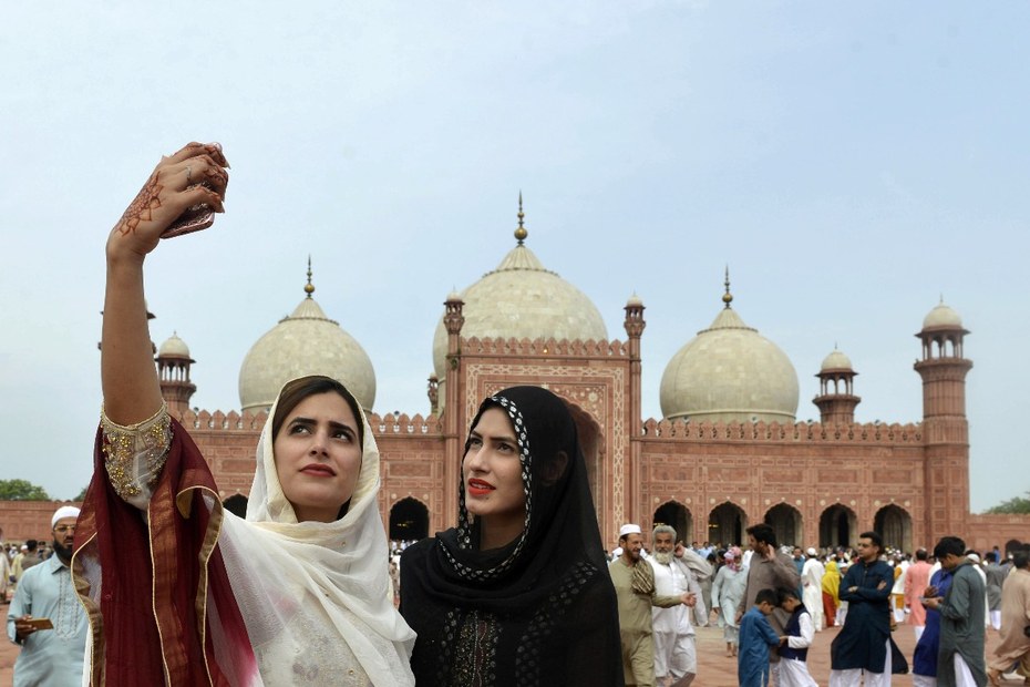 Zwei muslimische Frauen machen ein Selfie