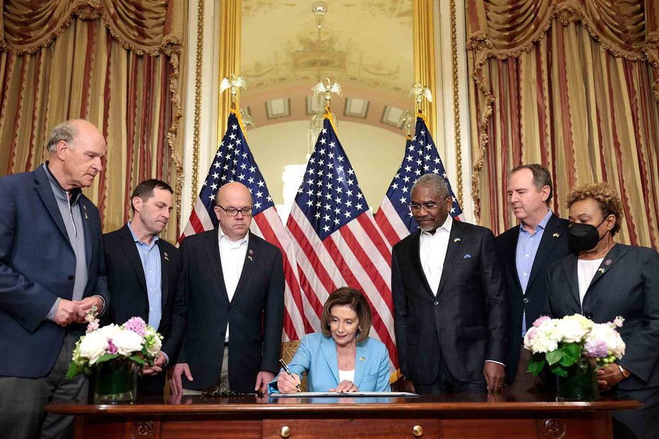 Die Sprecherin des US-Repräsentantenhauses, Nancy Pelosi, unterzeichnet den Lend-Lease-Act am 2. Mai 2022