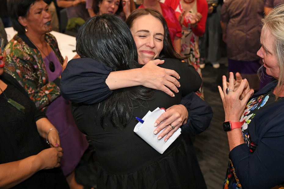 Premierministerin Jacinda Ardern mit Abgeordnetenkolleginnen, nachdem sie ihren Rücktritt bekannt gegeben hat (19.01.2023)