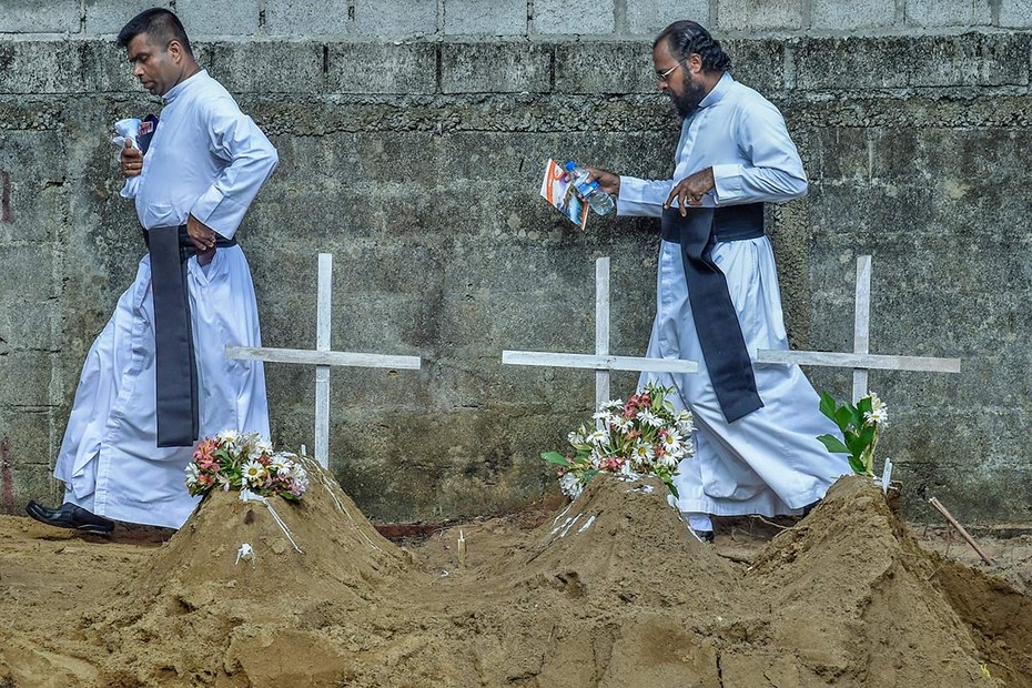 Pastoren einer örtlichen Kirche bei einem Massenbegräbnis in Katuwapity, Sri Lanka