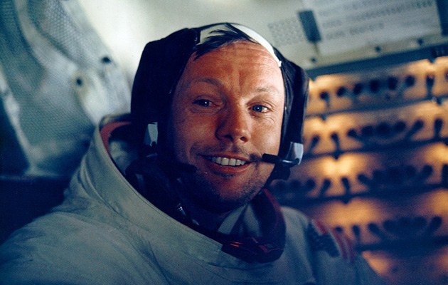 Seht her, ich bin eingestiegen! Neil Armstrong am 20 Juli 1969 an Bord der Mondlandefähre Eagle, aus der er in wenigen Stunden aussteigen und als erster Mensch einen Fuß auf den Mond setzen wird.