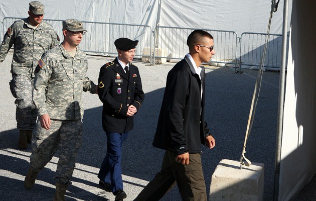 Bradley Manning (2. v.r.) wird ins Militärgericht eskortiert