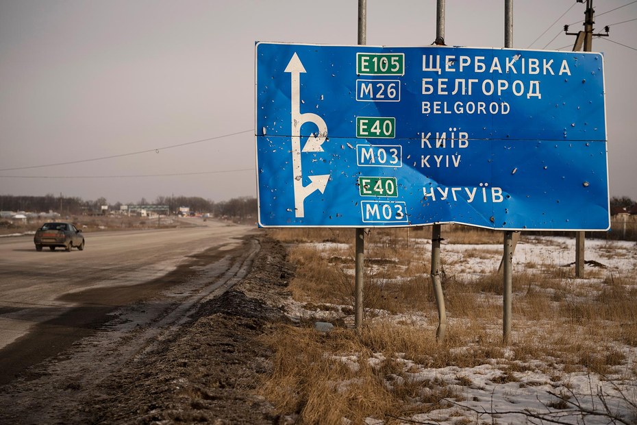 Wegweiser nahe Charkiw, von wo während des Krieges etliche Menschen nach Belgorod flohen