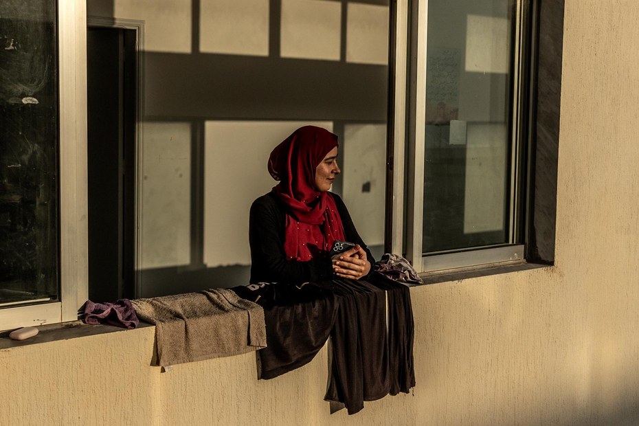 Eine Frau aus Aita asch-Scha'b, einer kleinen libanesischen Ortschaft an der Grenze zu Israel, steht am Fenster einer Schule in der Hafenstadt Tyros, die in eine Notunterkunft für aus dem Süden des Libanon Geflohene umgewandelt worden ist.