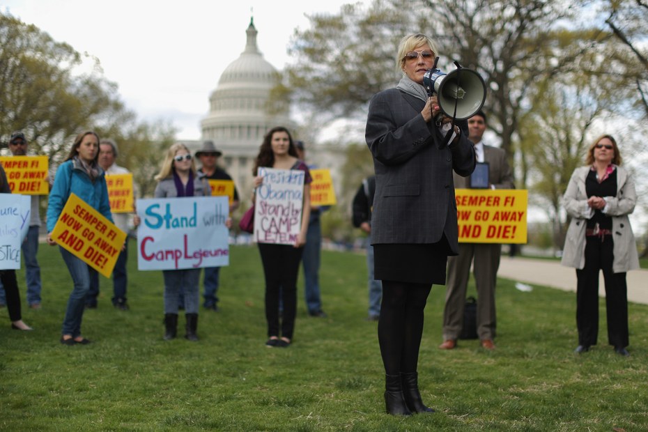 Erin Brockovich-Ellis bei einer Demonstration vor dem Kapitol in Washington D.C. im Jahr 2014