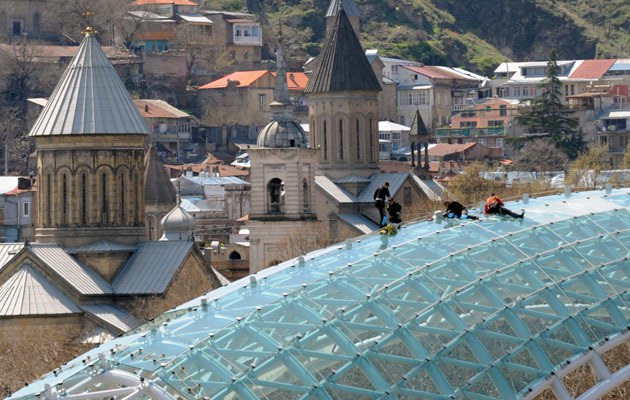 Noch stehen zwei Drittel der Altstadt von Tiflis, aber moderne Glasbauten wie die Brücke über den Fluss Mtkvari verändern zunehmend das Stadtbild