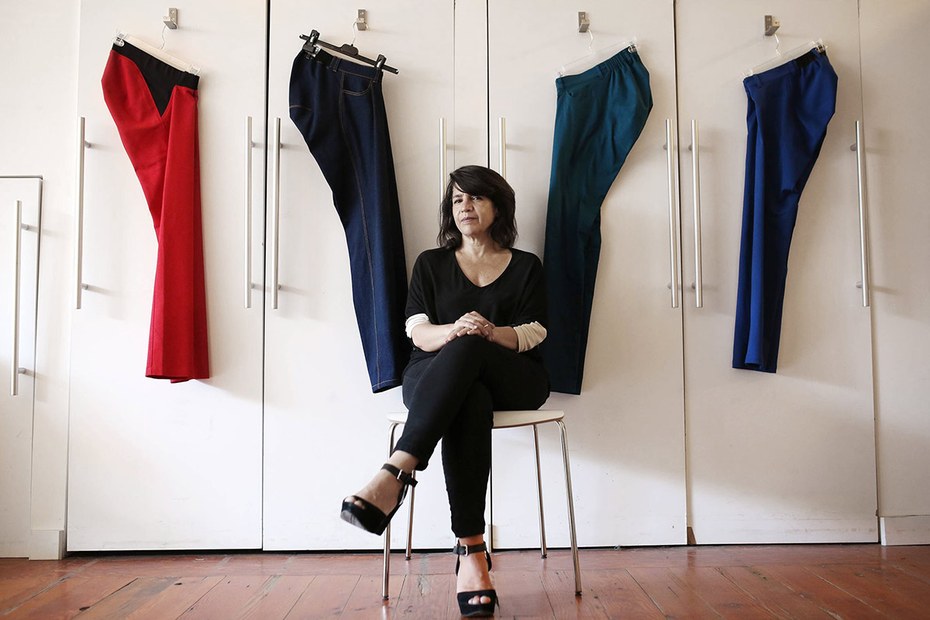 Designerin Izzy Camilleri weiß, dass handelsübliche Hosen im Rollstuhl oft rutschen oder drücken