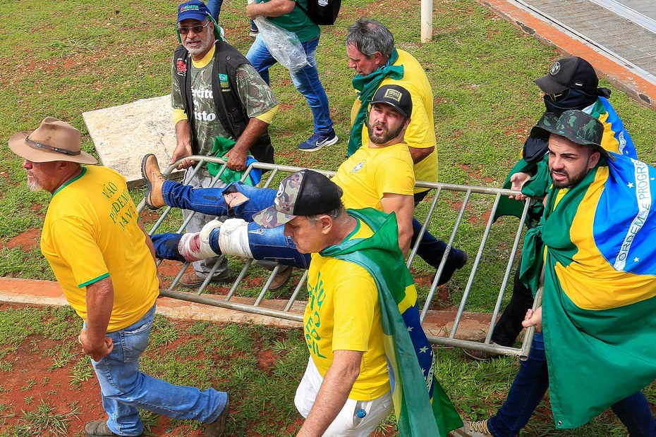 Gewalt vor dem Präsidentenpalast in Brasilia: Ein verletzter Anhänger Bolsonaros