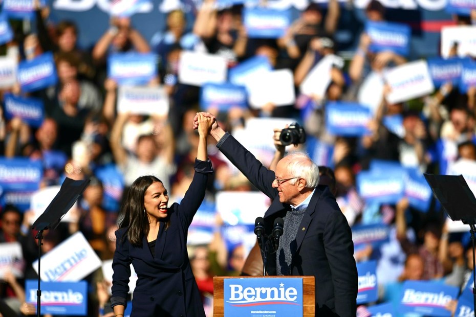 Alexandria Ocasio-Cortez und Bernie Sanders sind sich einig