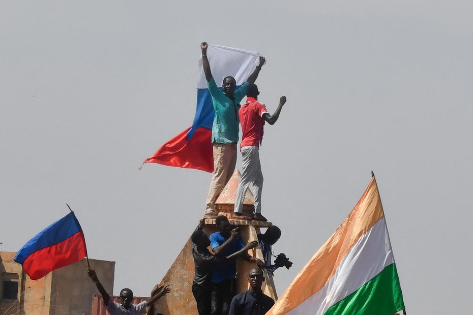 In Nigers Hauptstadt Niamey wird auch die russische Fahne geschwenkt