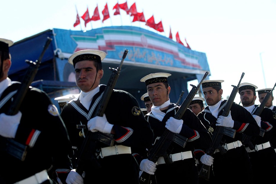 Soldaten paradieren zum "Tag der Streitkräfte" in Teheran