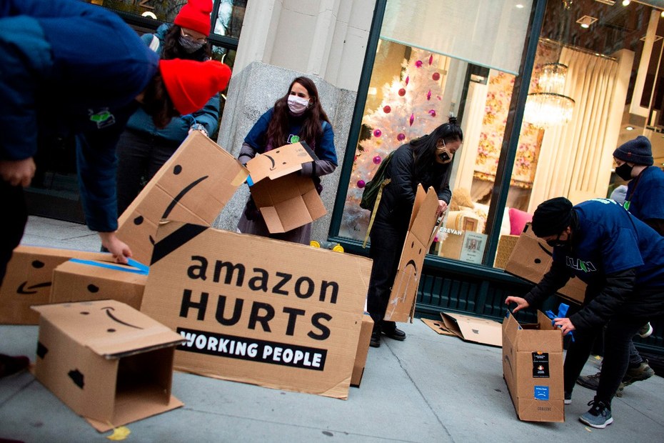 Protest gegen Amazon in New York. Die beiden reichsten US-Amerikaner, Jeff Bezos und Elon Musk, besitzen mehr als die unteren 40 Prozent der Amerikaner:innen zusammen