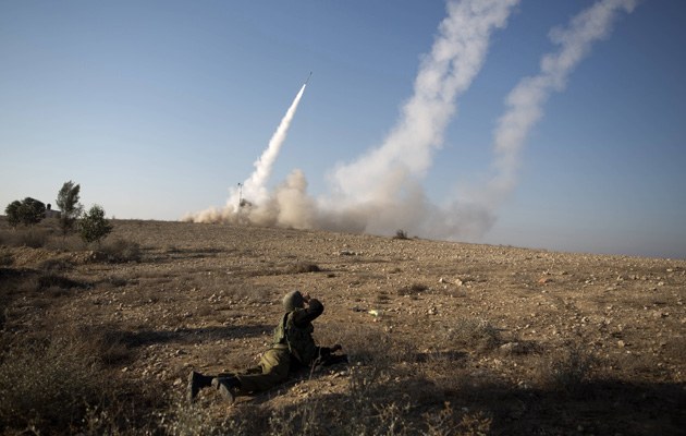 Raketenabschüsse im Gazastreifen, beobachtet von einem israelischen Soldaten
