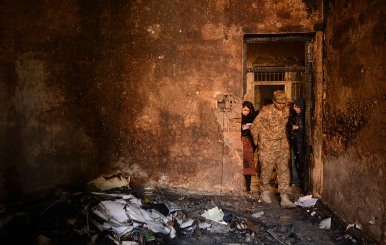 Medienvertreter und Militär in der zerstörten Schule in Peschawar