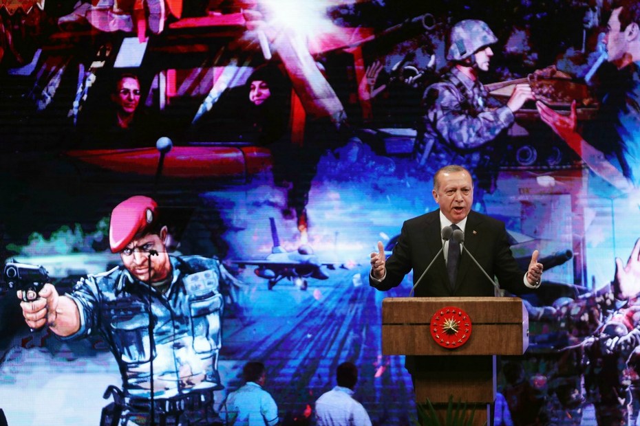 Man werde den Feinden die Köpfe abreißen, drohte Erdoğan am ersten Jahrestag des gescheiterten Putschversuchs – vor martialischer Kulisse