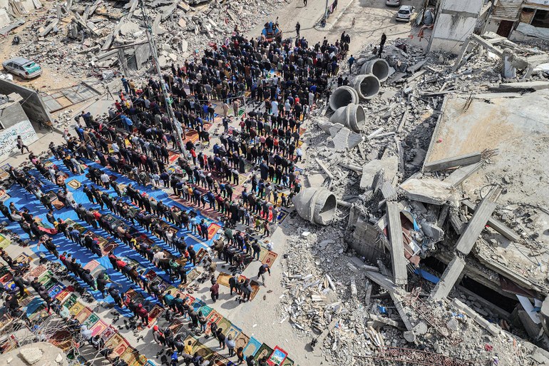 Freitagsgebet vor den Ruinen der von israelischen Luftangriffen zerstörten Al-Faruq-Moschee in Rafah, 1. März 2024