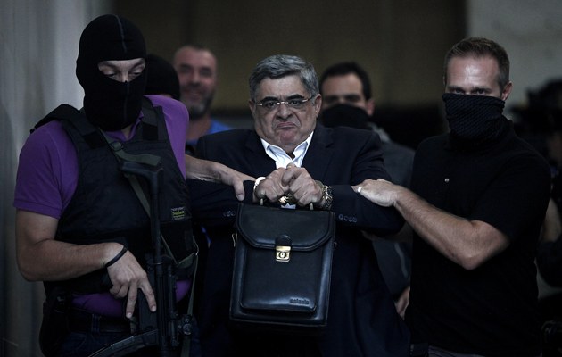 Griechische Polizisten führen den Chef der Partei der Goldenen Morgenröte, Nikos Michaloliakos, ab.