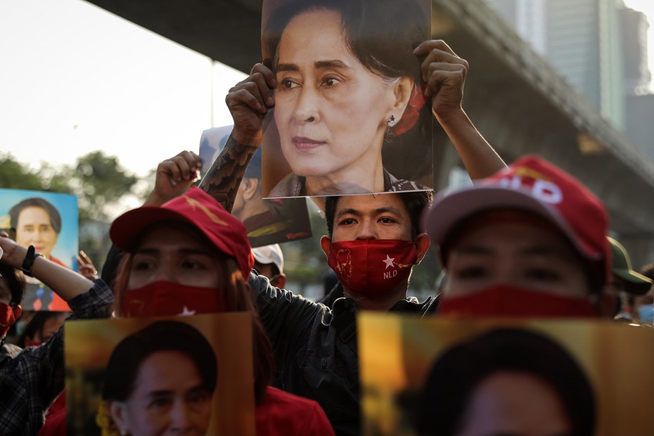 Bei einem Protest vor der myanmarischen Botschaft in Bangkok halten Unterstützer ein Porträt der de-facto Regierungschefin Aung San Suu Kyi hoch
