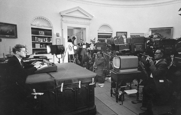 John F. Kennedy am 22. Oktober 1962 warnt die Sowjetunion in einer Fernsehansprache vor Sanktionen