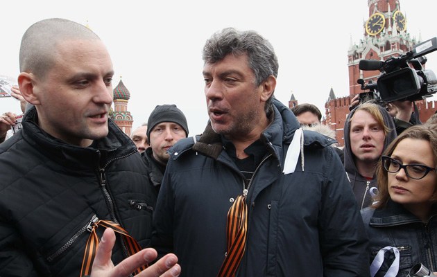 Nach den neuen Gesetzen werden sie es schwerer haben: Oppositionsführer Boris Nemtsov (l.) und Alexey Navainy auf dem roten Platz in Moskau
