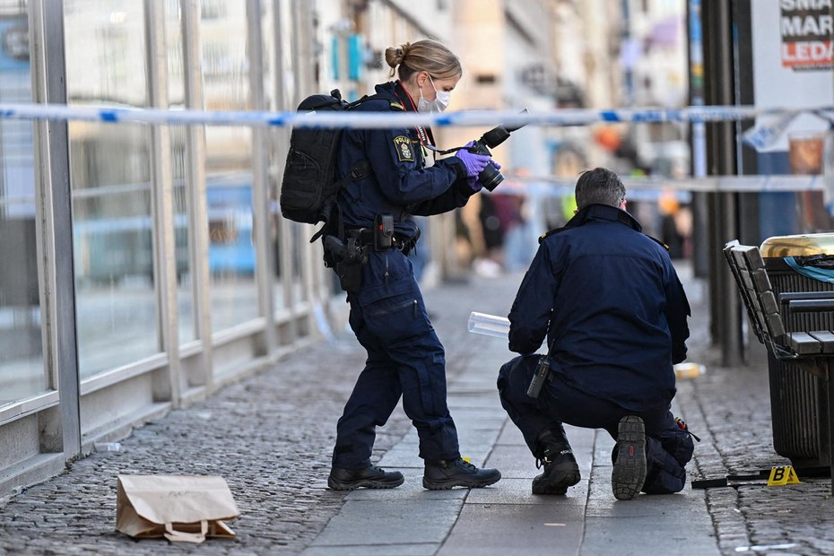Polizeiermittlungen im Zentrum Görteburgs, nach einem Messerangriff auf ein zehnjähriges Mädchen im März