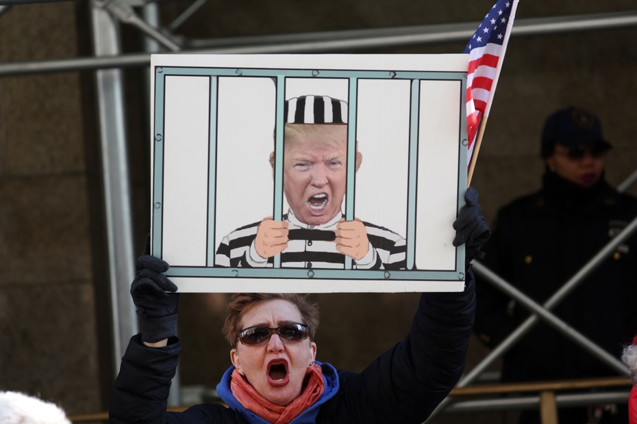 Demonstranten vor dem Strafgericht in Manhattan wollen Donald Trump hinter Gittern sehen