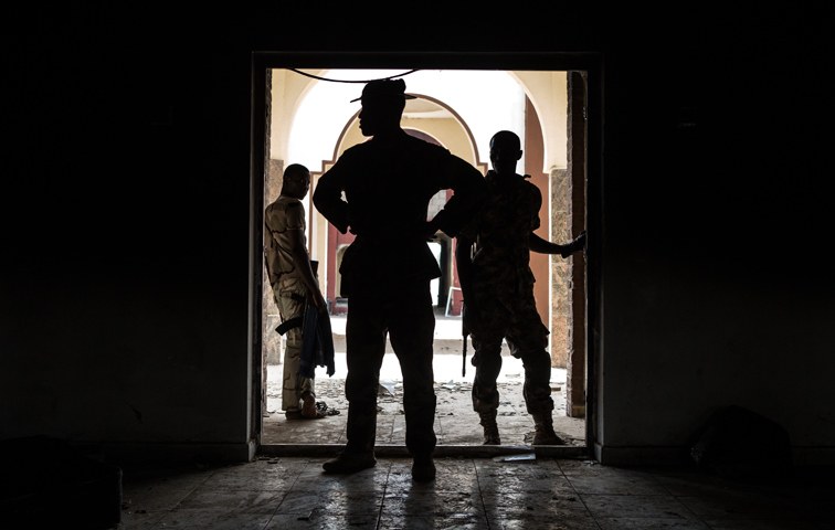 Nigerianische Truppen inspizieren das ehemalige Hauptquartier der Boko Haram