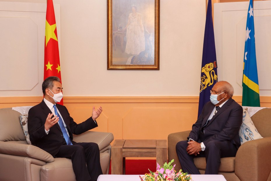 Sie reden doch nur – der chinesische Außenminister Wang Yi (links) und der Amtierende Generalgouverneur der Salomonen John Patteson Oti (rechts)