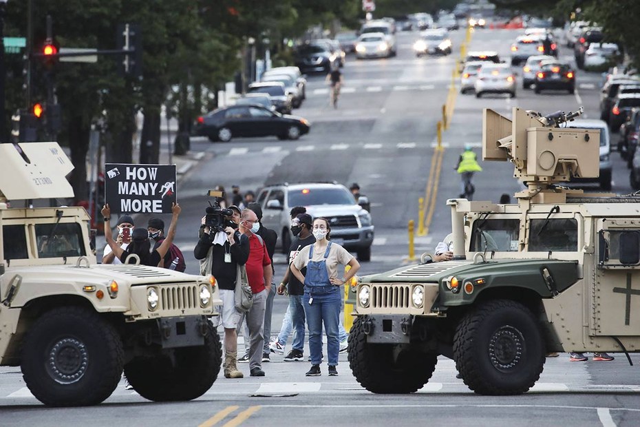 Das US-Militär blockiert eine Straße nahe dem Weißen Haus. Präsident Trump sollte von den Demonstranten abgeschirmt werden