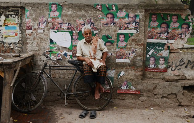 Von Wahlplakaten bleiben wie hier in Lahore oft nur Fetzen übrig  